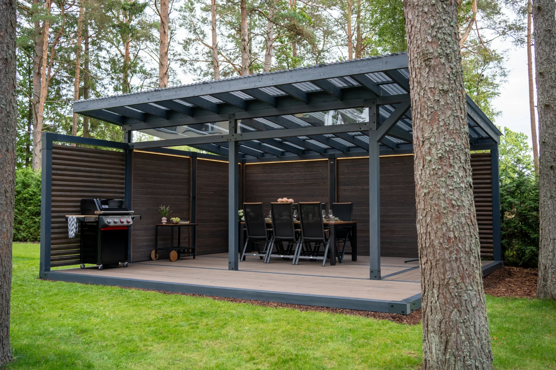 Fjordly Garden Room åbner ud mod et nordisk landskab.